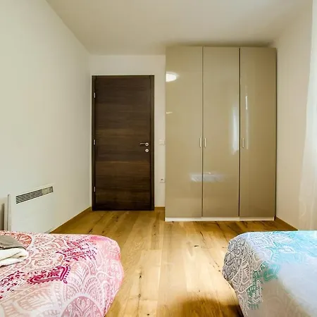 Apartment Pula - Central, 2-Bedroom, Walk To Arena, Free Parking Apartman