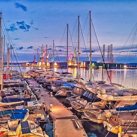 - Central, Walk To Arena, Free Parking