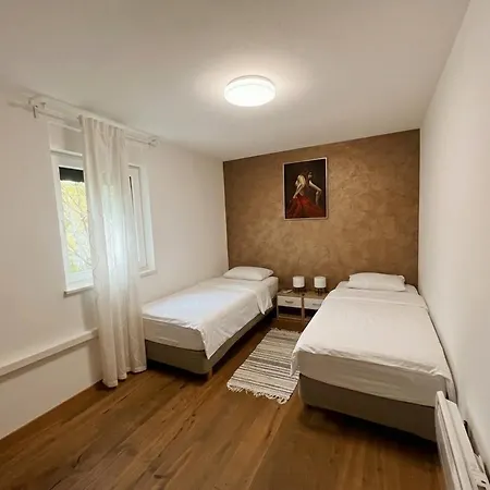 - Central, 2-bedroom, Walk To Arena, Free Parking *