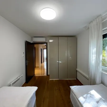- Central, 2-bedroom, Walk To Arena, Free Parking Apartment Pula