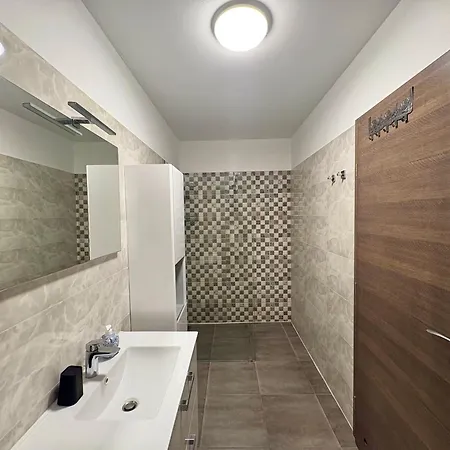 - Central, 2-bedroom, Walk To Arena, Free Parking Apartment Pula