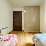 Sofovic - Walk To Arena, Free Garage Parking Apartment