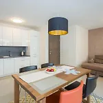 Sofovic - Walk To Arena, Free Garage Parking Apartment