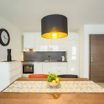 Sofovic - Walk To Arena, Free Garage Parking Apartment *