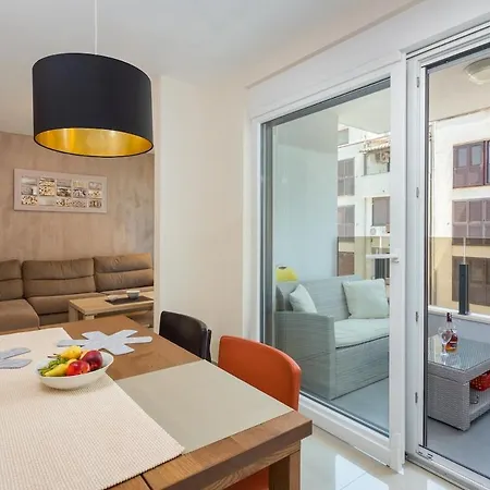 Sofovic - Walk To Arena, Free Garage Parking Apartment
