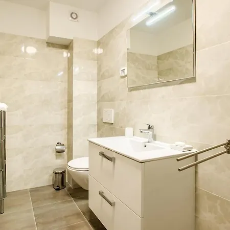 Center - Modern Two-bedroom With Private Garage & Balcony Apartamento Pula