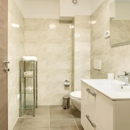 Apartamento Center - Modern Two-bedroom With Private Garage & Balcony Pula