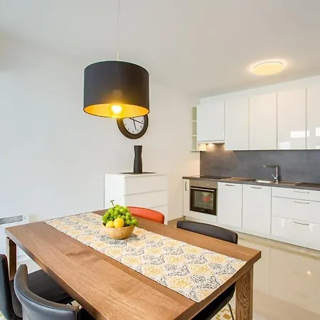 Sofovic - Walk To Arena, Free Garage Parking Apartment *