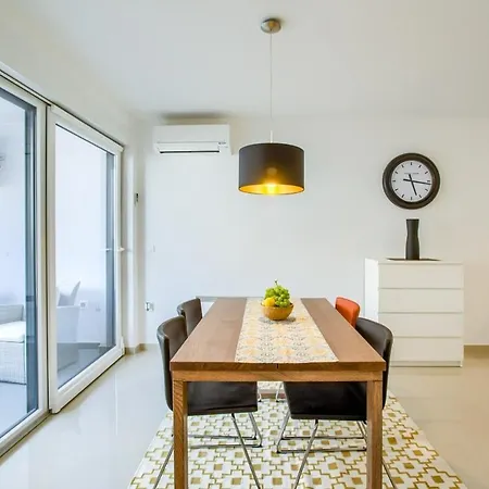 Center - Modern Two-bedroom With Private Garage & Balcony Apartamento