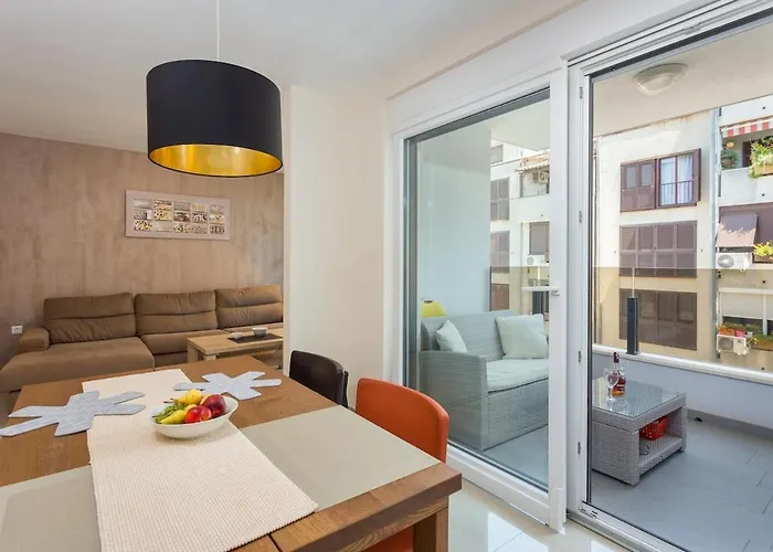 Center - Modern Two-bedroom With Private Garage & Balcony Διαμέρισμα