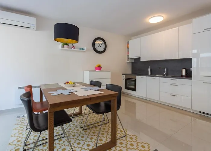Center - Modern Two-bedroom With Private Garage & Balcony