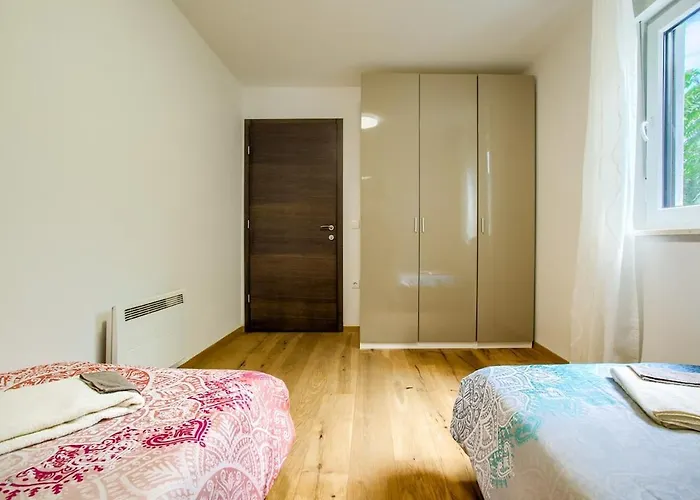 Center - Modern Two-bedroom With Private Garage & Balcony Διαμέρισμα