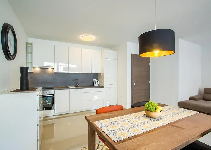 Διαμέρισμα Center - Modern Two-bedroom With Private Garage & Balcony *