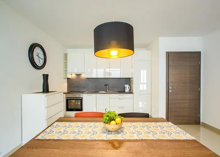 Center - Modern Two-bedroom With Private Garage & Balcony Διαμέρισμα *