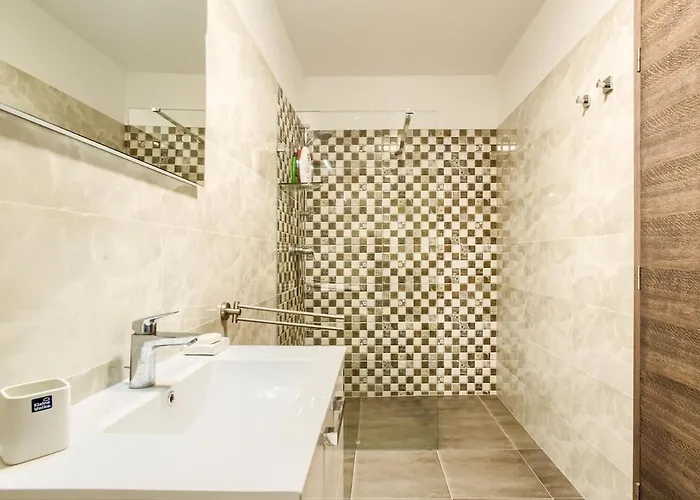 Διαμέρισμα Center - Modern Two-bedroom With Private Garage & Balcony *