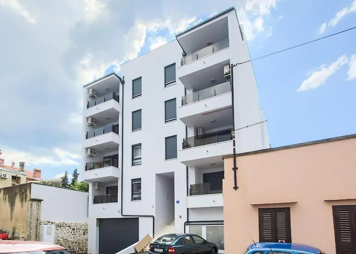 Center - Modern Two-bedroom With Private Garage & Balcony