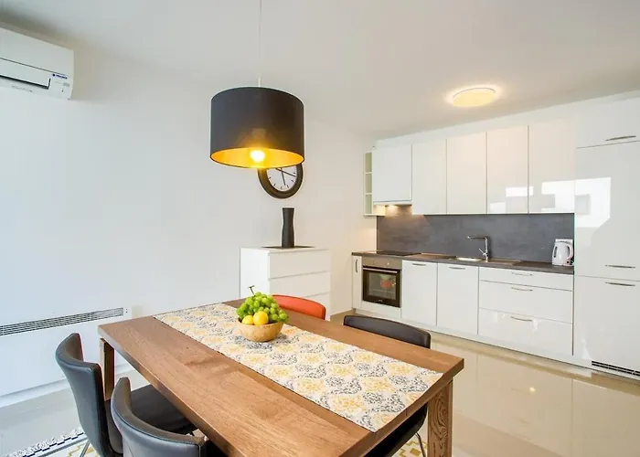 Center - Modern Two-bedroom With Private Garage & Balcony Διαμέρισμα *