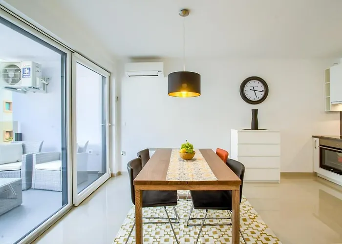 Center - Modern Two-bedroom With Private Garage & Balcony Διαμέρισμα
